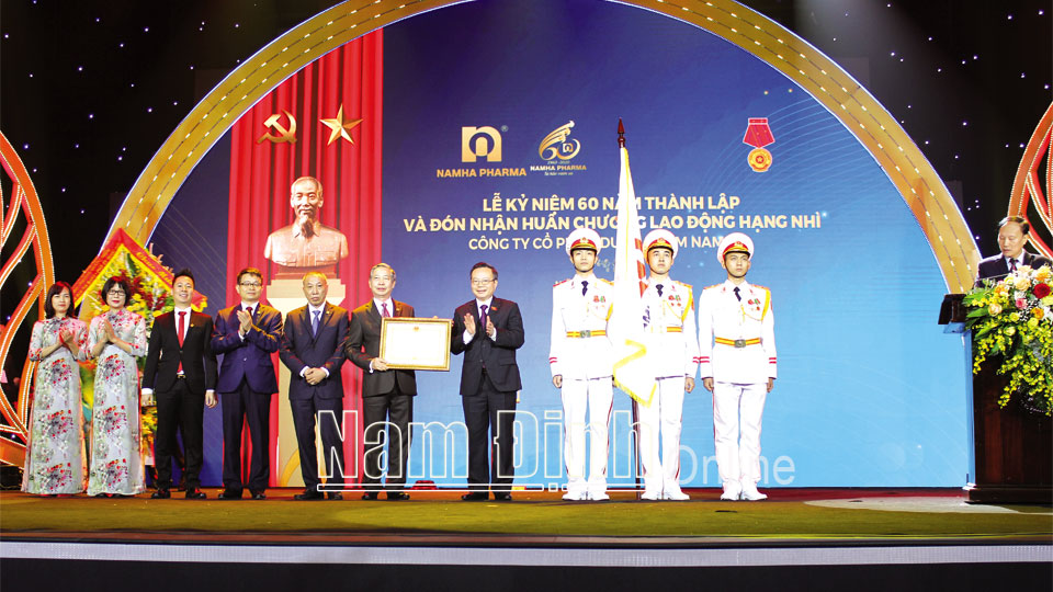 Đồng chí Phùng Quốc Hiển, Ủy viên Ban Chấp hành Trung ương Đảng, Phó Chủ tịch Quốc hội trao tặng Huân chương Lao động hạng Nhì cho tập thể lãnh đạo, nhân viên Công ty.  Ảnh: Thành Trung