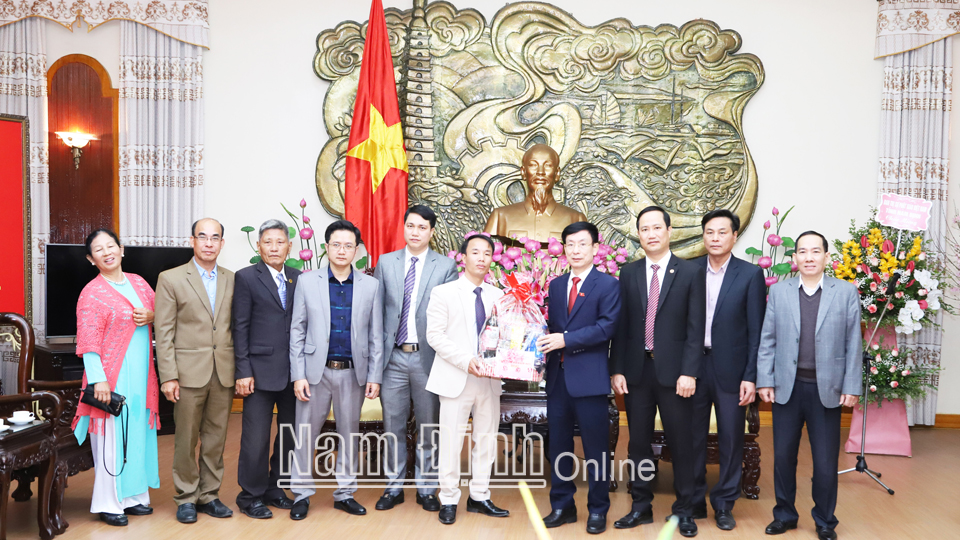 Đoàn đại biểu Hội Thánh Tin lành thành phố Nam Định và Hội Thánh Tin lành Hoành Nhị (Giao Thủy) chúc mừng UBND tỉnh nhân dịp Tết Nguyên đán 2021.