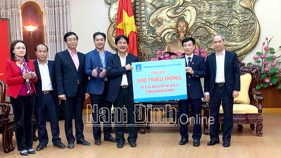 Lãnh đạo Tập đoàn Dầu khí Việt Nam tặng quà ủng hộ Quỹ Vì người nghèo tỉnh.  Tin, ảnh: Thanh Thúy
