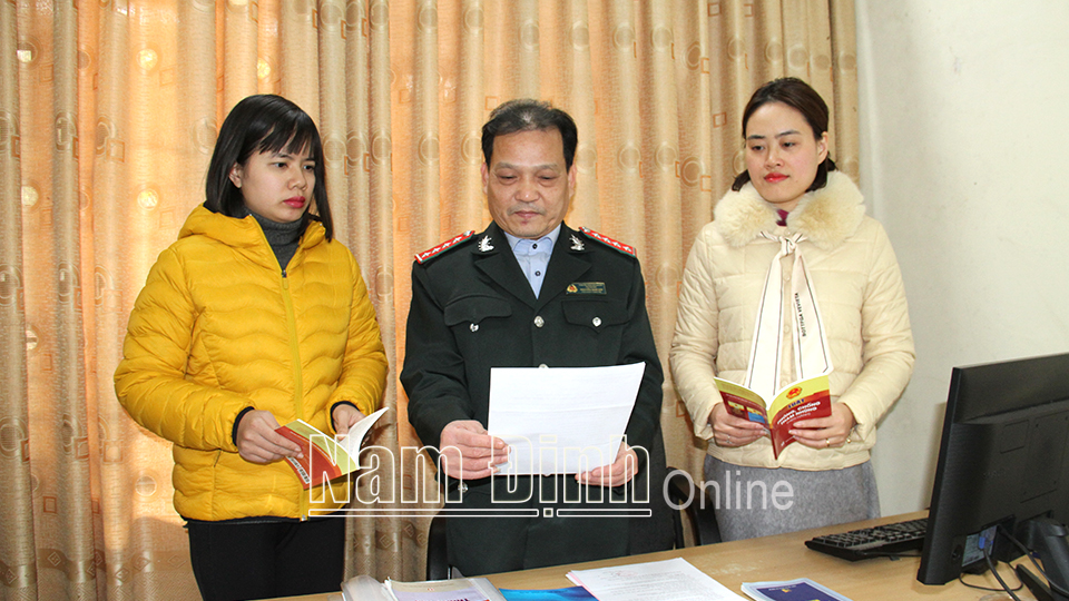 Cán bộ Thanh tra thành phố Nam Định trao đổi nghiệp vụ giải quyết khiếu nại, tố cáo.