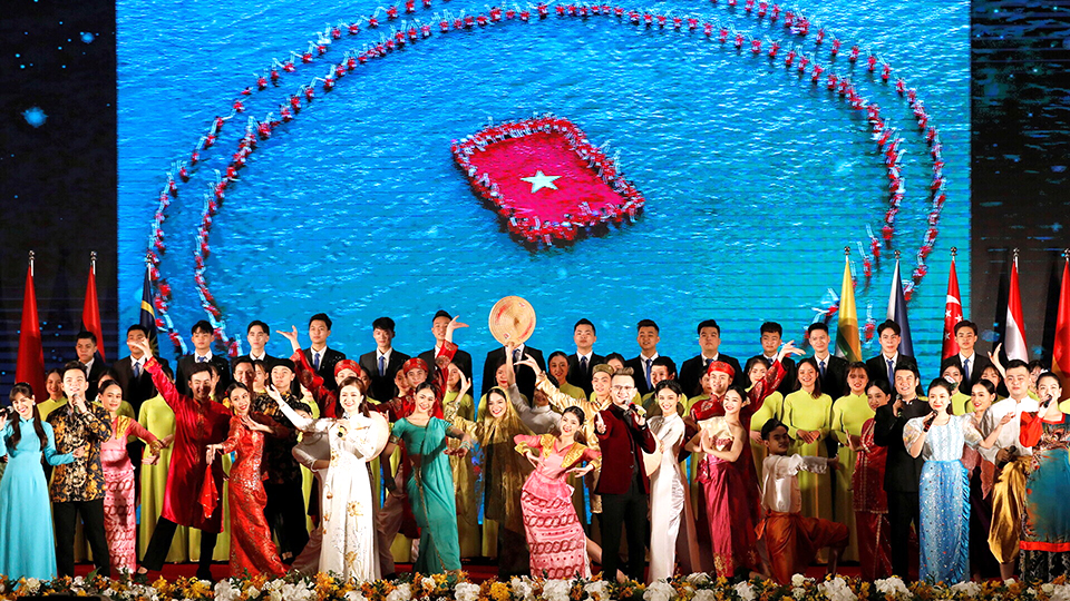 Chương trình ca nhạc chào mừng Hội nghị Cấp cao ASEAN 37.  Ảnh: Tuấn Anh