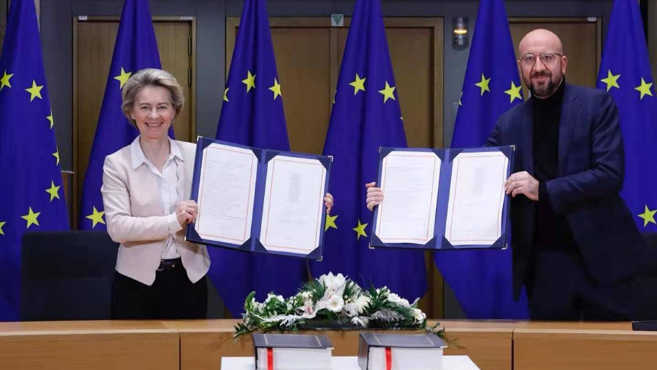 Các nhà lãnh đạo EU tại lễ ký thỏa thuận thương mại với Anh. Ảnh: FRANCE 24