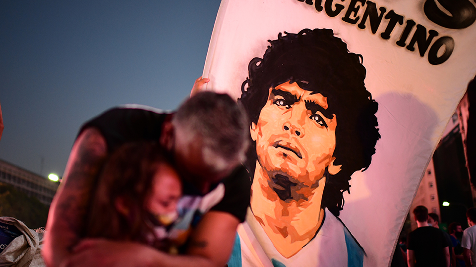 Người hâm mộ bày tỏ niềm tiếc thương trước sự ra đi của huyền thoại bóng đá Diego Maradona, tại Buenos Aires, Argentina, ngày 25-11-2020. Ảnh: AFP/TTXVN