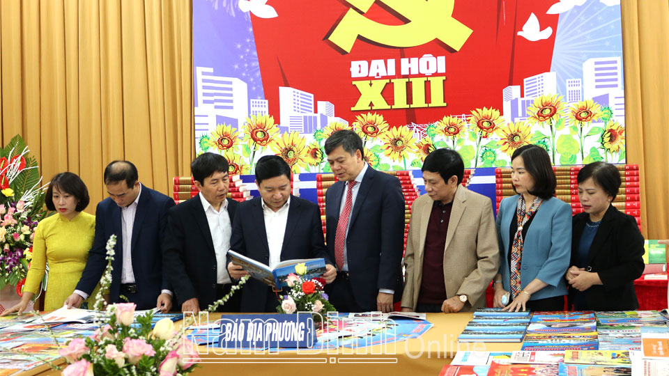 Đồng chí Trần Lê Đoài, TUV, Phó Chủ tịch UBND tỉnh và các đại biểu tham quan gian trưng bày triển lãm báo xuân. Ảnh: Khánh Dũng