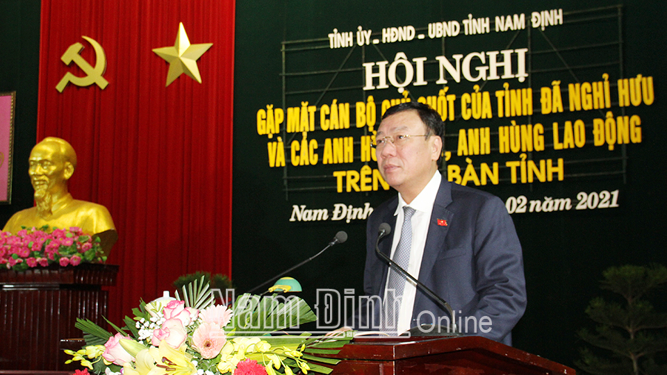 Đồng chí Đoàn Hồng Phong, Ủy viên BCH Trung ương Đảng, Bí thư Tỉnh ủy, Trưởng đoàn Đoàn đại biểu Quốc hội của tỉnh phát biểu tại buổi gặp mặt.
