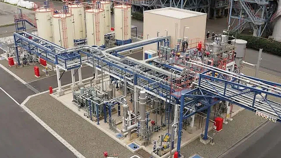 Một cơ sở của Chiyoda ở Kawasaki, Nhật Bản. Công ty này đã nghĩ ra một phương pháp để chiết xuất hydro từ MCH, một hợp chất có thể được vận chuyển trong các tàu chở dầu thông thường thay vì các thùng chứa siêu lạnh đặc biệt. (Ảnh: Chiyoda).