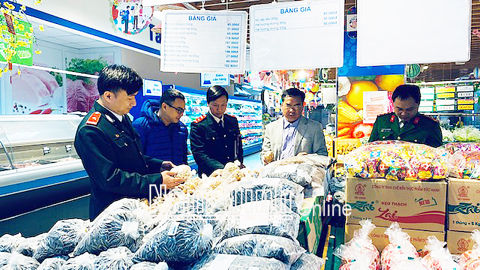 Đoàn thanh tra, kiểm tra liên ngành VSATTP của tỉnh kiểm tra mặt hàng bánh, mứt, kẹo, thực phẩm đông lạnh phục vụ Tết Nguyên đán tại một siêu thị ở Thành phố Nam Định Ảnh: Hoàng Vũ Lợi (Chi cục ATVSTP)