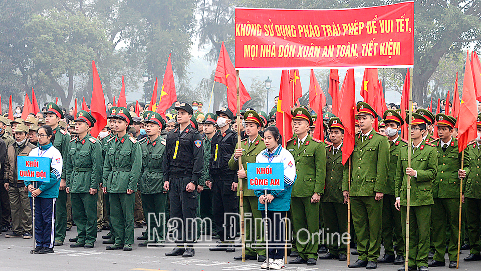 Lực lượng chức năng thành phố Nam Định tuyên truyền, vận động nhân dân không sử dụng pháo trái phép trong dịp Tết.