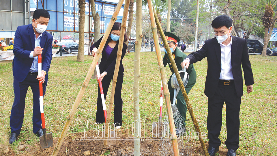 Đồng chí Phạm Đình Nghị, Phó Bí thư Tỉnh ủy, Chủ tịch UBND tỉnh trồng cây tại khu vực Giàn Leo, thành phố Nam Định.
