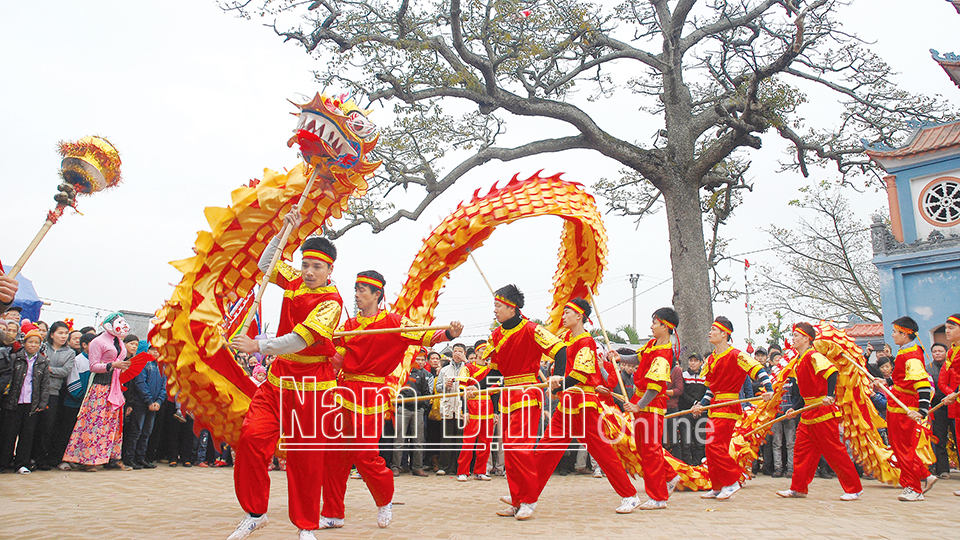Múa Rồng trong lễ hội làng Ngọc Tiên, xã Xuân Hồng (Xuân Trường).  Ảnh: Chu Thế Vĩnh
