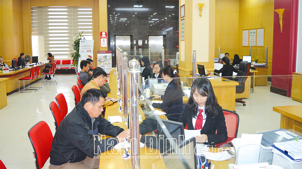 Khách hàng giao dịch huy động vốn tại Ngân hàng Nông nghiệp và Phát triển nông thôn Việt Nam Chi nhánh Bắc Nam Định.