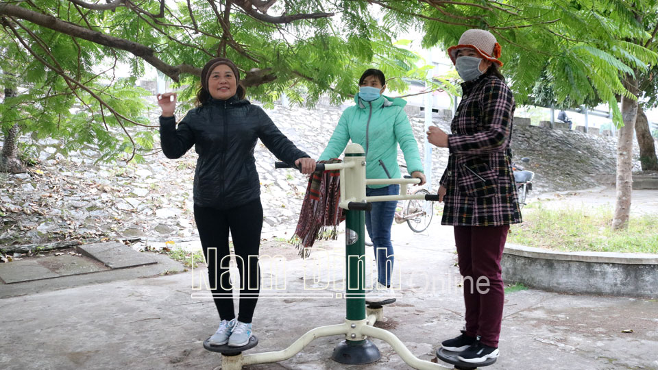 Người dân tập luyện với các thiết bị thể dục thể thao ngoài trời tại thị trấn Yên Định.  Ảnh: Do cơ sở cung cấp