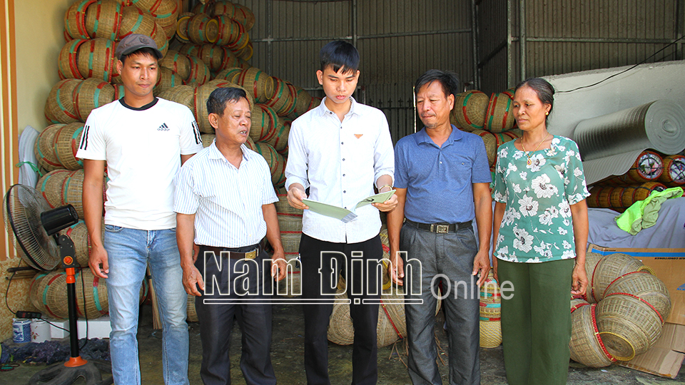 Cán bộ thị trấn Mỹ Lộc tuyên truyền, vận động nhân dân xây dựng nông thôn mới.