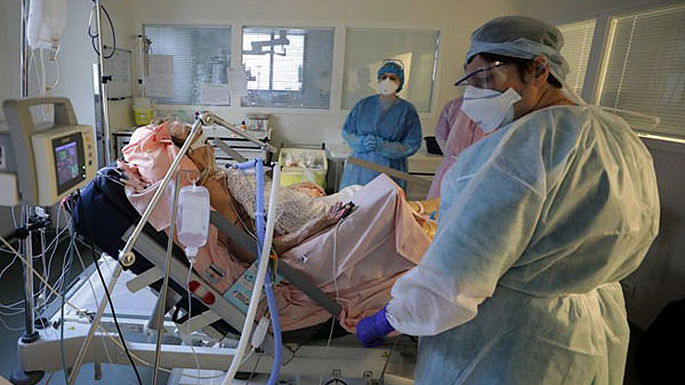 Điều trị bệnh nhân Covid-19 tại bênh viện. Ảnh: Reuters.