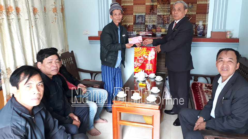 Hội CCB tỉnh tặng quà cho hội viên khó khăn huyện Mỹ Lộc.