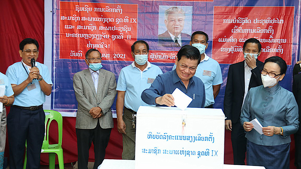Tổng Bí thư, Thủ tướng Lào Thongloun Sisoulith bỏ phiếu tại khu vực bỏ phiếu phường Thaphalanxay, huyện Sisattanack, Thủ đô Vientiane. 