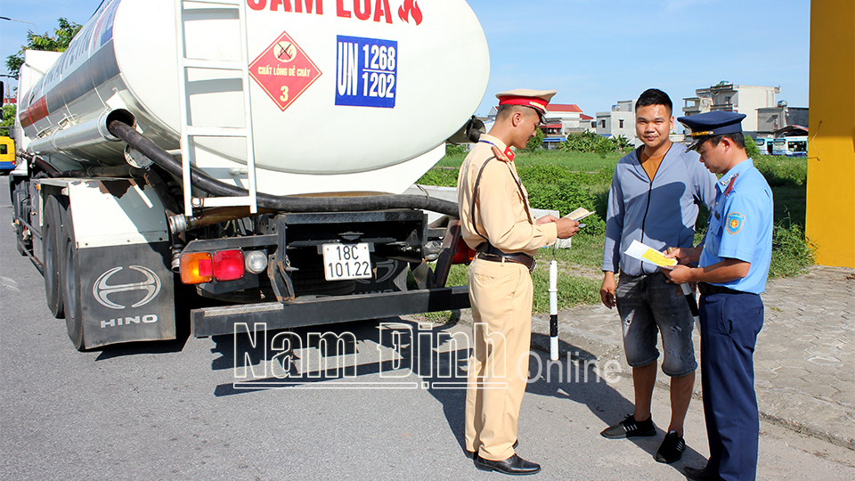 Thanh tra Giao thông tỉnh phối hợp với Công an huyện Trực Ninh kiểm tra tải trọng phương tiện vận chuyển xăng dầu trên tuyến tỉnh lộ 488B (Trực Ninh).