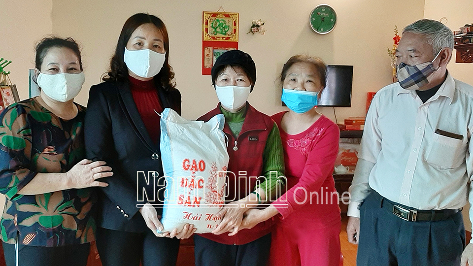Các ngành, đoàn thể, khu dân cư số 3 phường Trường Thi thăm hỏi, tặng quà cho bà Tống Thị Yêm có hoàn cảnh khó khăn.