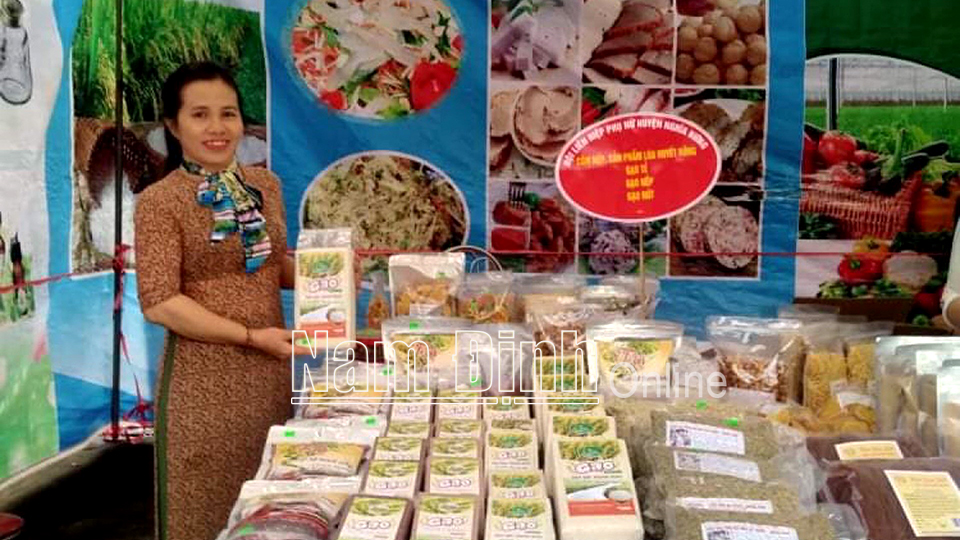 Sản phẩm gạo đạt tiêu chuẩn VietGAP của xã Nghĩa Bình tham gia hội chợ giới thiệu sản phẩm an toàn của nông dân huyện Nghĩa Hưng.  Ảnh: Do cơ sở cung cấp