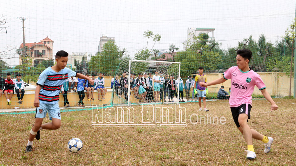 Học sinh thi đấu bóng đá tại Hội khỏe Phù Đổng Trường THPT Trần Văn Bảo năm học 2020-2021.