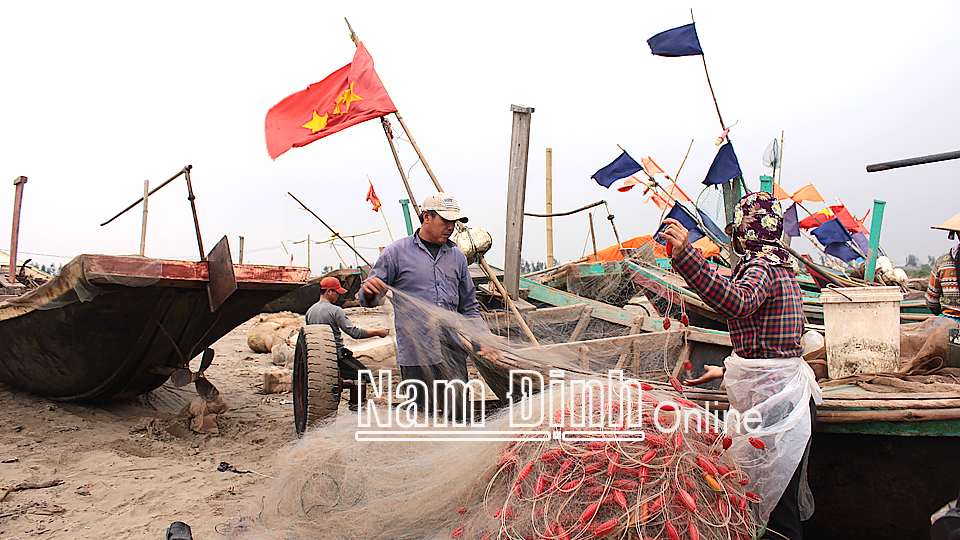 Ngư dân xã Hải Lý (Hải Hậu) chuẩn bị ngư lưới cụ cho chuyến vươn khơi đầu năm.