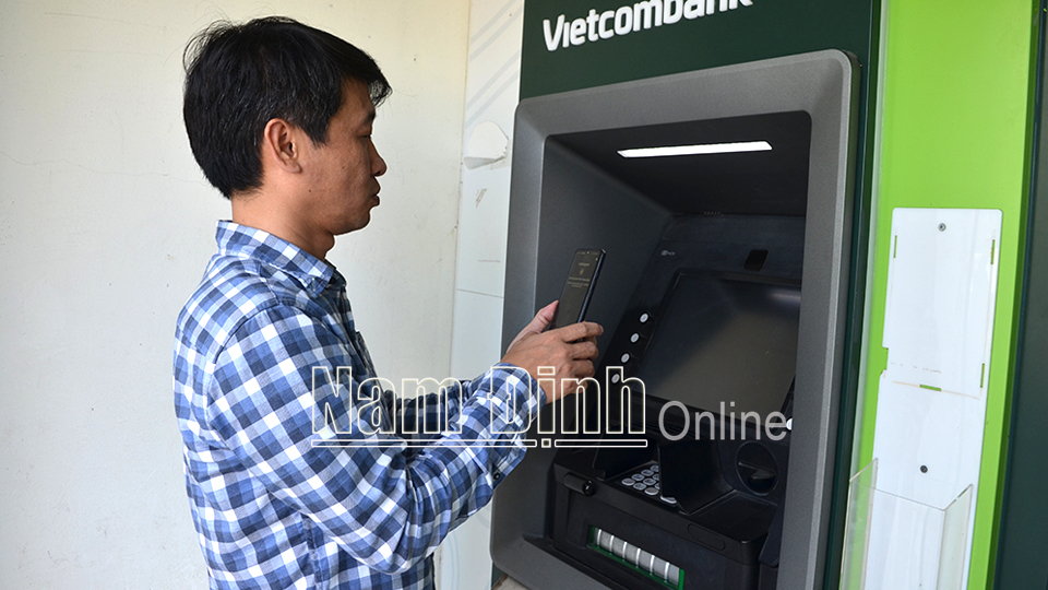 Khách hàng trải nghiệm dịch vụ rút tiền bằng mã QR tại ATM của Ngân hàng TMCP Ngoại thương Việt Nam Chi nhánh Nam Định.