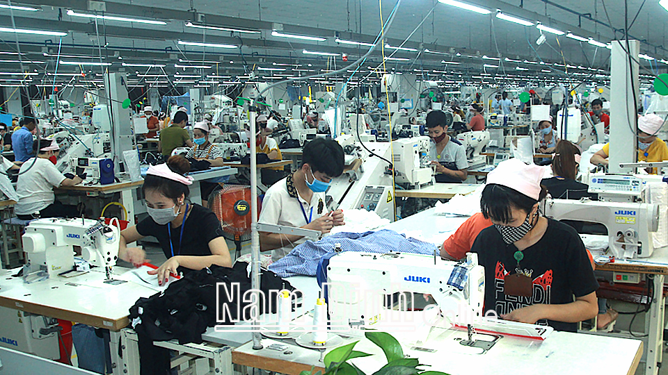 Sản xuất đầu năm tại Công ty TNHH Smart Shirt xã Hải Hà (Hải Hậu).