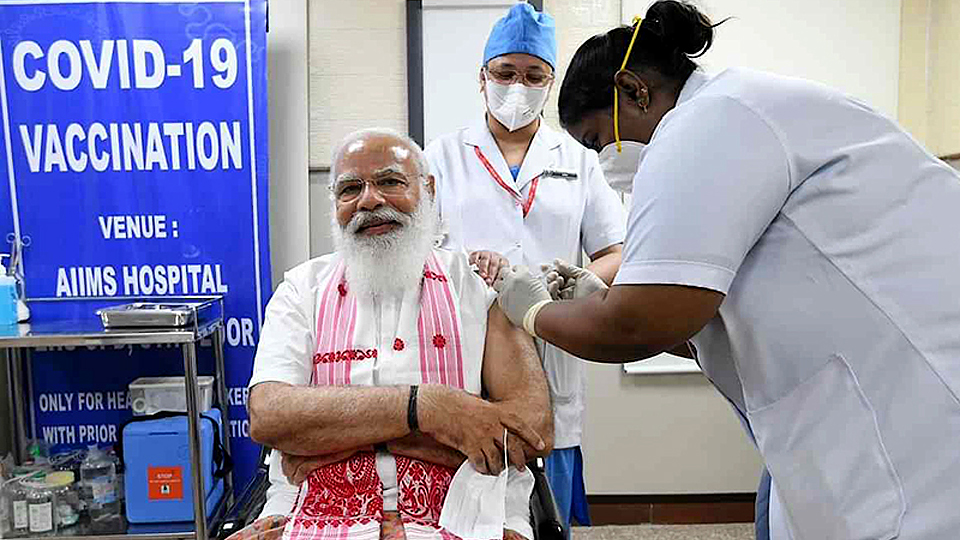 Thủ tướng Ấn Ðộ tiêm vắc-xin ngừa Covid-19.