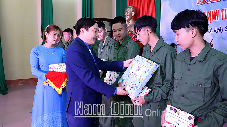 Đoàn Thanh niên huyện Hải Hậu tặng quà động viên tân binh xã Hải Quang chuẩn bị lên đường nhập ngũ.