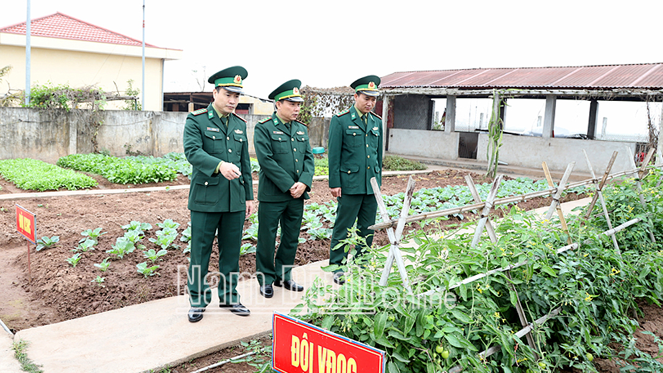 Lãnh đạo Bộ Chỉ huy BĐBP tỉnh tham quan khu tăng gia sản xuất của Đồn Biên phòng Ba Lạt (Giao Thủy).
