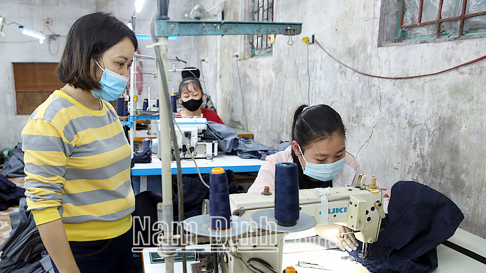 Công ty TNHH Dệt may Phạm Dũng tích cực tham gia dạy nghề, tạo việc làm cho lao động địa phương.