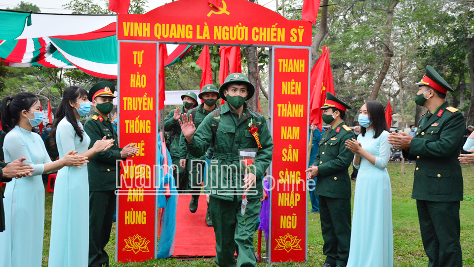 Tân binh thành phố Nam Định hành quân cơ động qua cầu “vinh quang” lên đường nhập ngũ. 