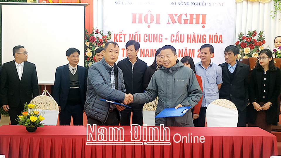 Ký kết giao thương giữa Công ty CP May Sông Hồng và Công ty TNHH Toản Xuân tại Hội nghị kết nối cung cầu hàng hóa tỉnh Nam Định năm 2020.