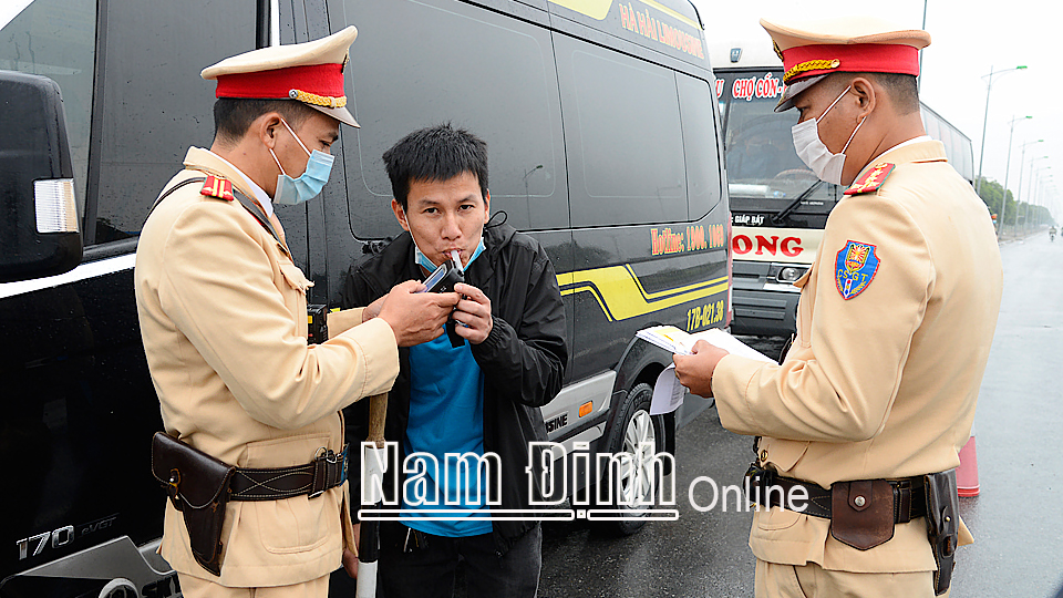 Cán bộ, chiến sĩ Phòng Cảnh sát Giao thông (Công an tỉnh) kiểm tra nồng độ cồn đối với lái xe chở khách.