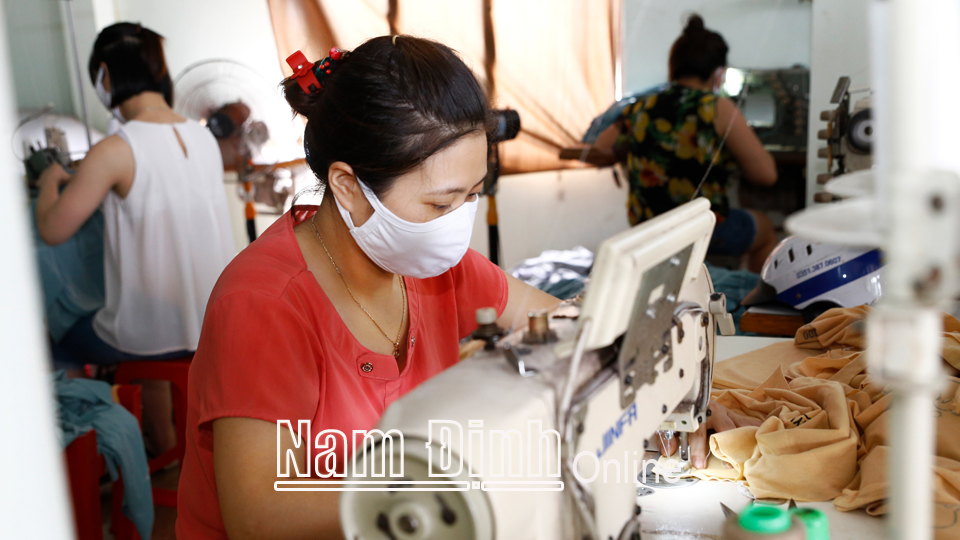 Cơ sở may Phúc Anh, xã Mỹ Hà tạo việc làm cho nhiều lao động nữ có hoàn cảnh khó khăn ở địa phương