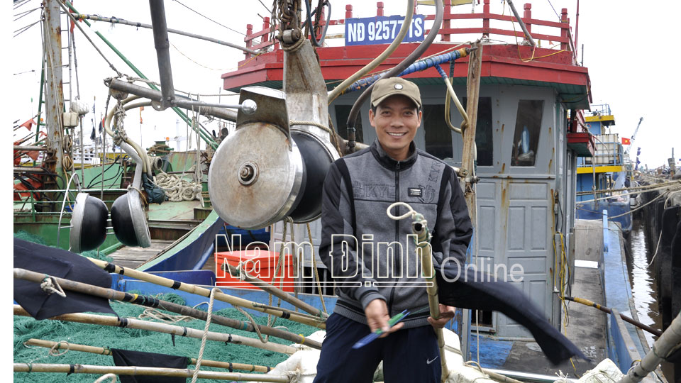 Ngư dân xã Hải Chính sửa chữa ngư cụ, chuẩn bị ra khơi đánh bắt thủy, hải sản.