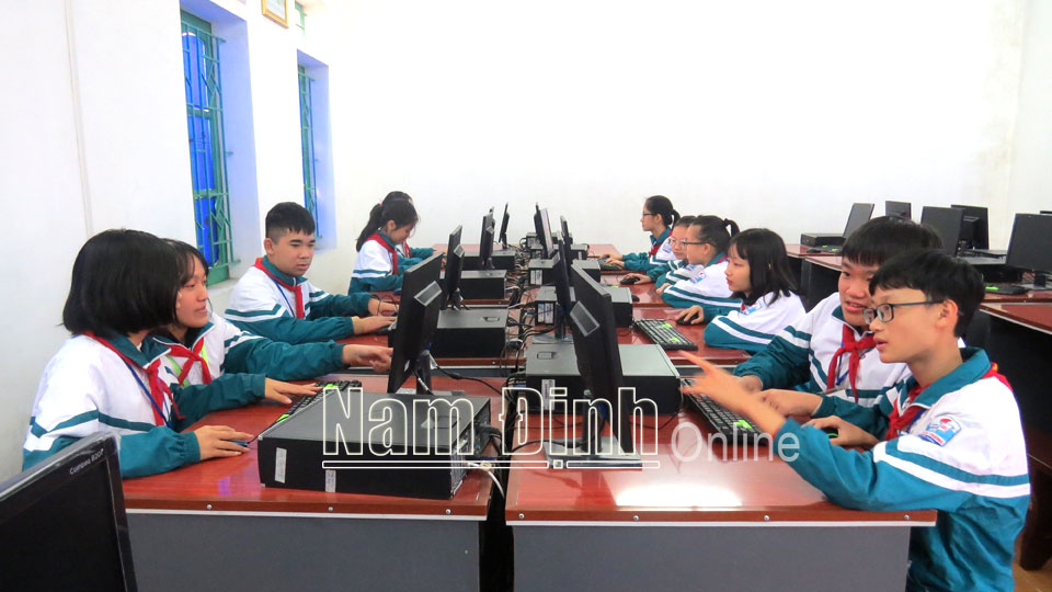 Học sinh Trường THCS Xuân Phương trong giờ Tin học.