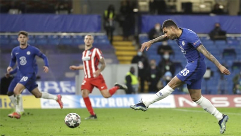 Emerson (áo xanh, phải) ấn định chiến thắng 2-0 cho Chelsea.
