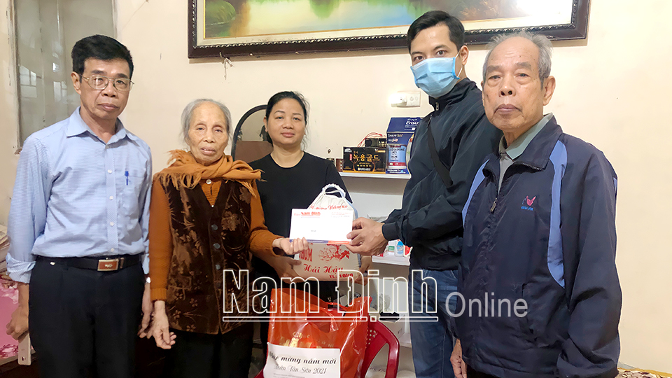 Đoàn viên thanh niên Báo Nam Định tặng quà các gia đình có hoàn cảnh khó khăn ở thành phố Nam Định.  Bài và ảnh: Viết Dư