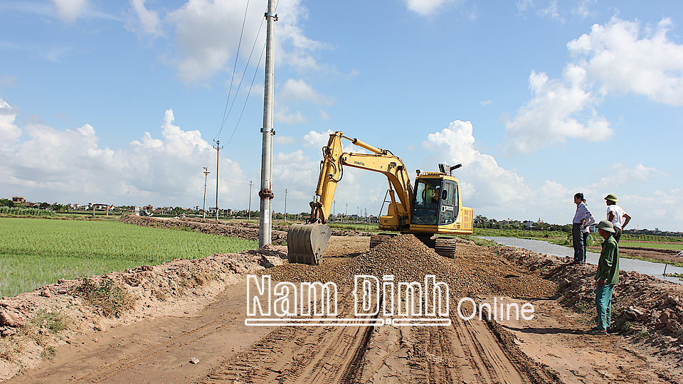 Thi công dự án cải tạo, nâng cấp đường Nam Đông qua địa phận các xã Hải Nam, Hải Đông (Hải Hậu).