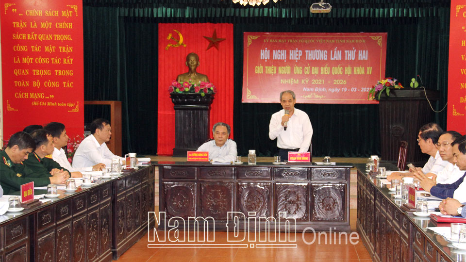 Đồng chí Đoàn Văn Hùng, Ủy viên Ban TVTU, Chủ tịch Ủy ban MTTQ tỉnh, Phó Chủ tịch Ủy ban Bầu cử tỉnh phát biểu tại hội nghị.