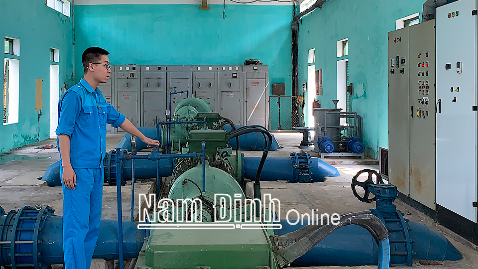 Công nhân Công ty CP Cấp nước Nam Định vận hành hệ thống cấp nước sạch cho người dân.