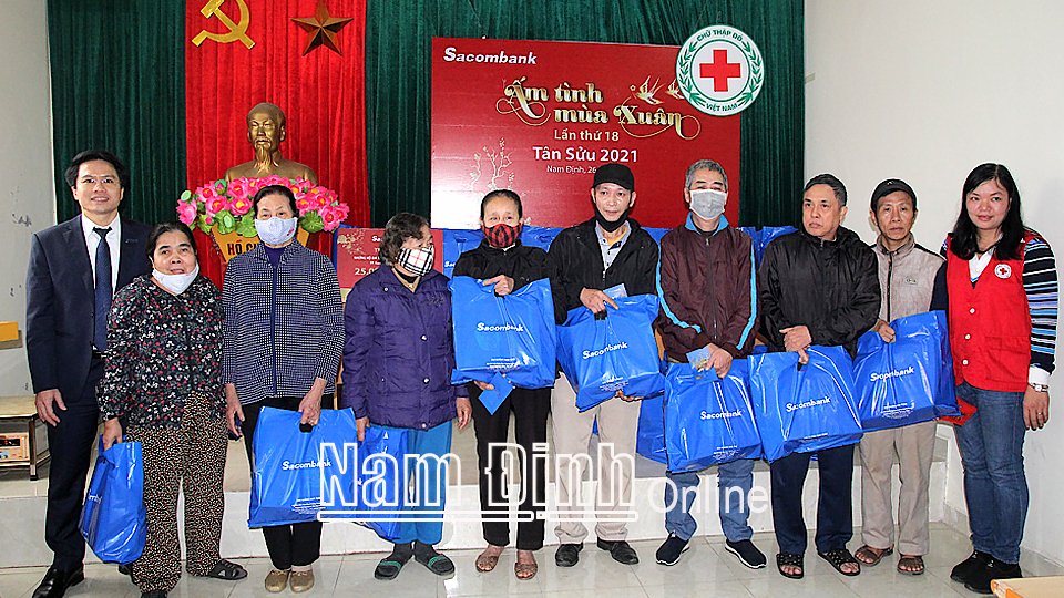 Hội CTĐ thành phố Nam Định phối hợp với các nhà tài trợ tặng quà cho người nghèo, NNCĐDC trong chương trình 
