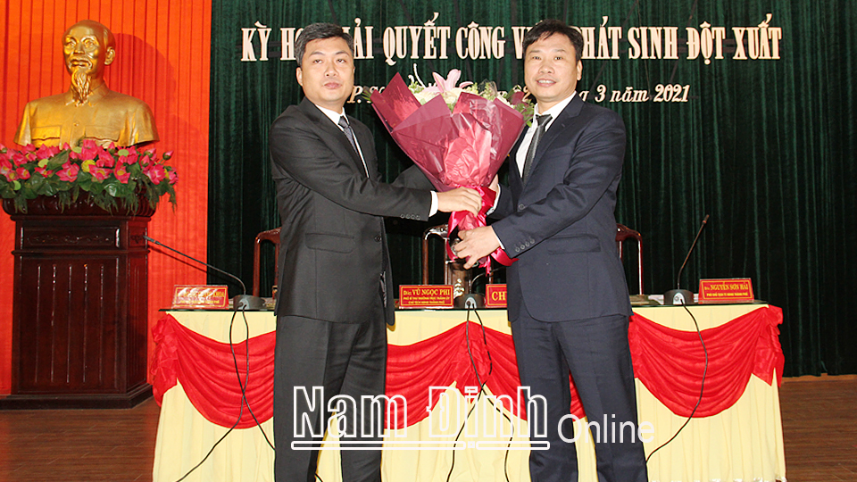 Đồng chí Hoàng Nguyên Dự, Ủy viên Ban TVTU, Trưởng Ban Nội chính Tỉnh ủy tặng hoa chúc mừng đồng chí Phạm Duy Hưng nhận nhiệm vụ mới.