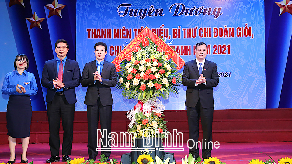 Đồng chí Lê Quốc Chỉnh, Phó Bí thư Thường trực Tỉnh ủy, Chủ tịch HĐND tỉnh tặng lẵng hoa tươi thắm chúc mừng Đoàn Thanh niên tỉnh.