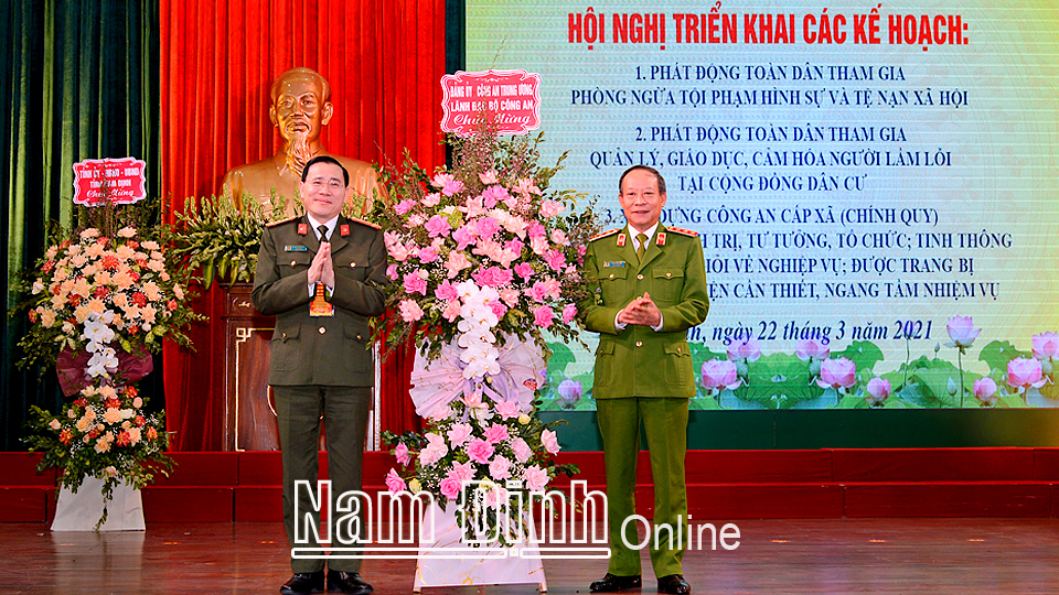 Đồng chí Thượng tướng Lê Quý Vương, Thứ trưởng Bộ Công an trao tặng Công an tỉnh lẵng hoa tươi thắm.