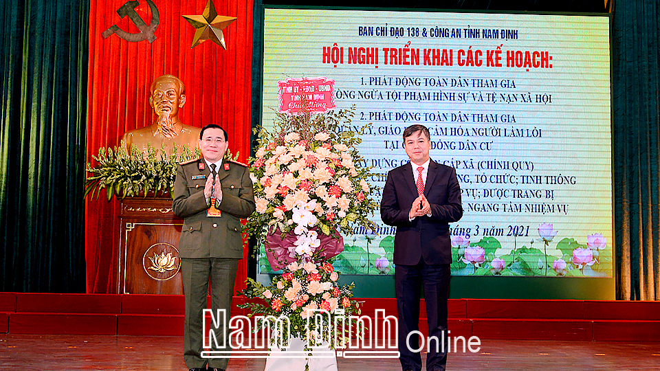 Đồng chí Trần Lê Đoài, Tỉnh ủy viên, Phó Chủ tịch UBND tỉnh trao tặng Công an tỉnh lẵng hoa tươi thắm.