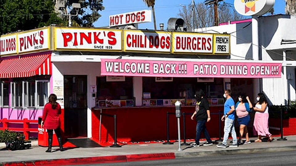 Khách hàng đến một cửa hàng ăn nhanh tại Los Angeles (Mỹ) sau khi một số cửa hàng được mở cửa trở lại từ giữa tháng 3-2021. Ảnh: Getty Images
