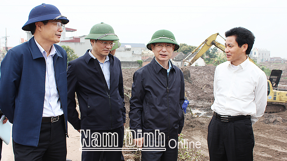 Đồng chí Phạm Đình Nghị, Phó Bi thư Tỉnh uỷ, Chủ tịch UBND tỉnh kiểm tra tiến độ thi công dự án đoạn qua địa bàn huyện Nghĩa Hưng.