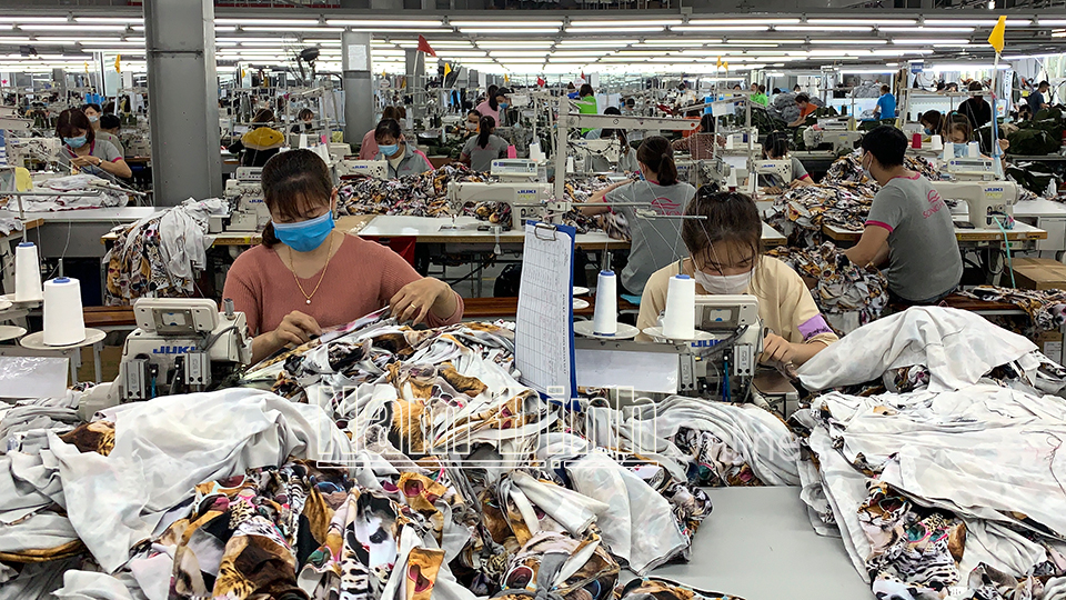 Sản xuất tại Nhà máy May Sông Hồng Nghĩa Hưng (Công ty CP May Sông Hồng).